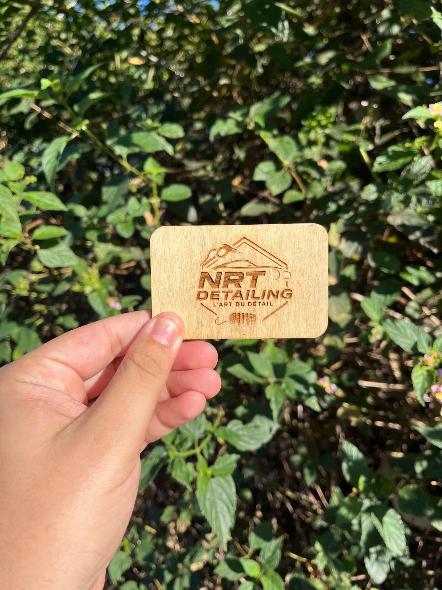 Carte NFC en bois gravée avec le logo NRT Detailing
